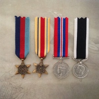 1939 - 45 STAR, AFRICA STAR, 39-45 WAR + NZ WAR SERVICE MINI MEDAL SET | ANTIQUE TONE