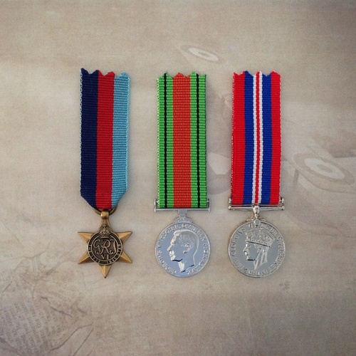 1939 - 45 STAR, DEFENCE + 1939-45 WAR MEDAL TRIO MEDAL SET | ANTIQUE | AUSTRALIA