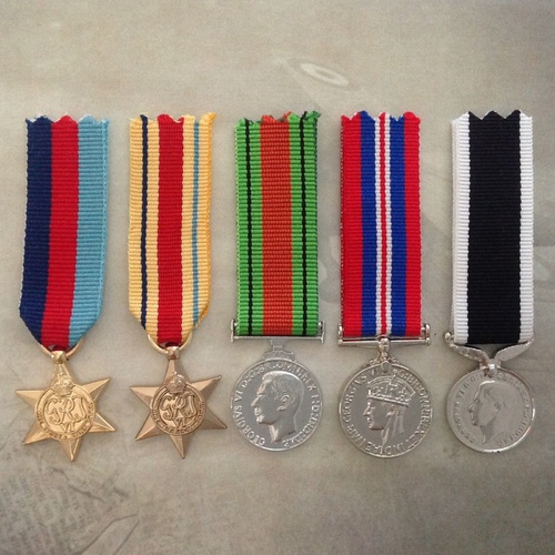 1939 - 45 STAR, AFRICA STAR, DEFENCE, WAR + NZ WAR SERVICE MEDAL SET | GOLD TONE