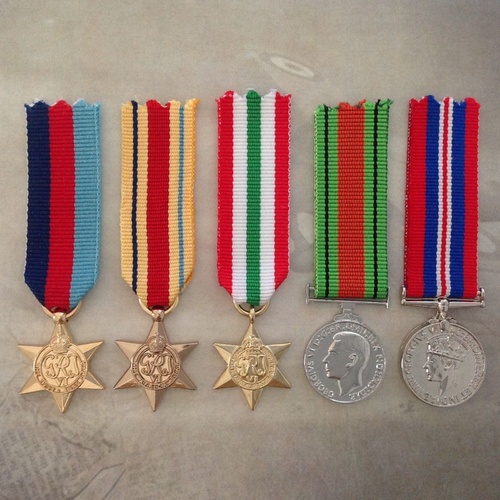 1939 - 45 STAR, AFRICA STAR, ITALY STAR,  DEFENCE + WAR  MEDAL SET | GOLD 